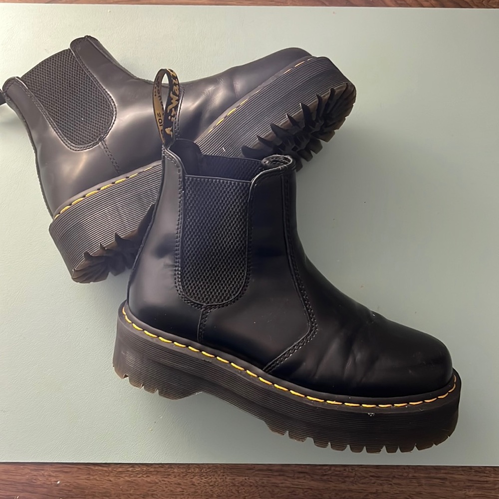 EUC Dr. Martens 2976 Smooth Leather Platform Chelsea Boots
